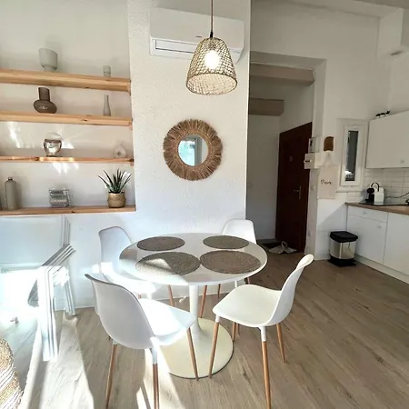 Сasa de vacaciones Mitoyenne T2 Climatisée Avec Piscine Et Parking, Vue Pinède - Fr-1-607-237 *