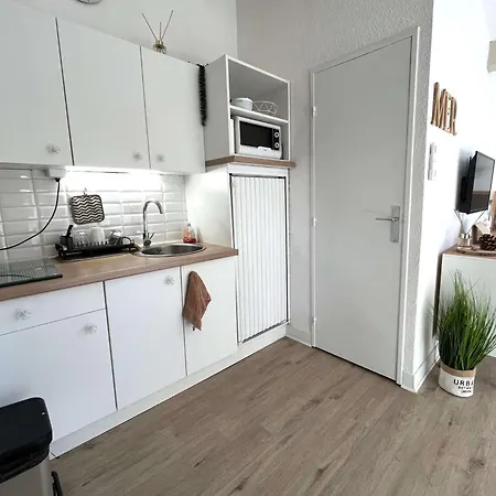 Mitoyenne T2 Climatisée Avec Piscine Et Parking, Vue Pinède - Fr-1-607-237 Сasa de vacaciones *