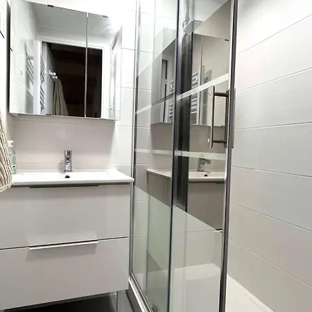 Сasa de vacaciones Mitoyenne T2 Climatisée Avec Piscine Et Parking, Vue Pinède - Fr-1-607-237 *