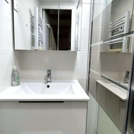 Mitoyenne T2 Climatisee Avec Piscine Et Parking, Vue Pinede - Fr-1-607-237 Agde