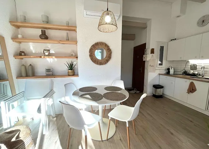 Σπίτι διακοπών Mitoyenne T2 Climatisee Avec Piscine Et Parking, Vue Pinede - Fr-1-607-237 *